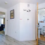 Apartment Huge 5 Bedroom Townhouse In Salford, Free Parking, Sleeps Up To 11 Guests *