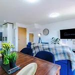 Huge 5 Bedroom Townhouse In Salford, Free Parking, Sleeps Up To 11 Guests Apartment Manchester