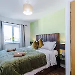 Huge 5 Bedroom Townhouse In Salford, Free Parking, Sleeps Up To 11 Guests * Manchester