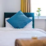 Apartment Huge 5 Bedroom Townhouse In Salford, Free Parking, Sleeps Up To 11 Guests *