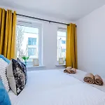 Huge 5 Bedroom Townhouse In Salford, Free Parking, Sleeps Up To 11 Guests * Manchester