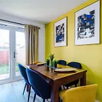 Apartment Huge 5 Bedroom Townhouse In Salford, Free Parking, Sleeps Up To 11 Guests