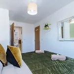 Huge 5 Bedroom Townhouse In Salford, Free Parking, Sleeps Up To 11 Guests Apartment