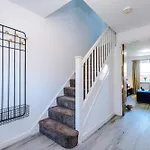 Huge 5 Bedroom Townhouse In Salford, Free Parking, Sleeps Up To 11 Guests *