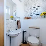 Huge 5 Bedroom Townhouse In Salford, Free Parking, Sleeps Up To 11 Guests Apartment