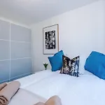Apartment Huge 5 Bedroom Townhouse In Salford, Free Parking, Sleeps Up To 11 Guests
