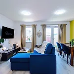 Apartment Huge 5 Bedroom Townhouse In Salford, Free Parking, Sleeps Up To 11 Guests *