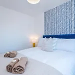 Huge 5 Bedroom Townhouse In Salford, Free Parking, Sleeps Up To 11 Guests Apartment *