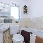 Apartment Huge 5 Bedroom Townhouse In Salford, Free Parking, Sleeps Up To 11 Guests Manchester