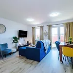 Huge 5 Bedroom Townhouse In Salford, Free Parking, Sleeps Up To 11 Guests Manchester