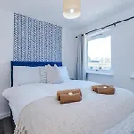 Huge 5 Bedroom Townhouse In Salford, Free Parking, Sleeps Up To 11 Guests