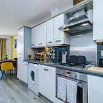 Huge 5 Bedroom Townhouse In Salford, Free Parking, Sleeps Up To 11 Guests Manchester