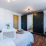 Huge 5 Bedroom Townhouse In Salford, Free Parking, Sleeps Up To 11 Guests Apartment Manchester