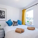 Apartment Huge 5 Bedroom Townhouse In Salford, Free Parking, Sleeps Up To 11 Guests Manchester