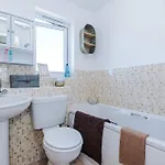 Huge 5 Bedroom Townhouse In Salford, Free Parking, Sleeps Up To 11 Guests * Manchester