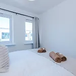 Huge 5 Bedroom Townhouse In Salford, Free Parking, Sleeps Up To 11 Guests Manchester