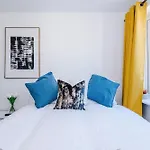 Apartment Huge 5 Bedroom Townhouse In Salford, Free Parking, Sleeps Up To 11 Guests *