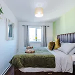 Huge 5 Bedroom Townhouse In Salford, Free Parking, Sleeps Up To 11 Guests Manchester