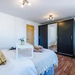 Huge 5 Bedroom Townhouse In Salford, Free Parking, Sleeps Up To 11 Guests