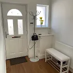 Semesterbostad Spacious 3 Bed With Driveway *