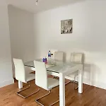 Semesterbostad Spacious 3 Bed With Driveway *