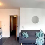 The Trafford Luxe , Garage Parking, Self Check-in Anytime - Perfect For Late Arrivals, Ultra- Fast Wi-fi, 5 Mins To Old Trafford Stadium
