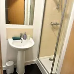 The Trafford Luxe , Garage Parking, Self Check-in Anytime - Perfect For Late Arrivals, Ultra- Fast Wi-fi, 5 Mins To Old Trafford Stadium