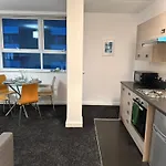 The Trafford Luxe , Garage Parking, Self Check-in Anytime - Perfect For Late Arrivals, Ultra- Fast Wi-fi, 5 Mins To Old Trafford Stadium