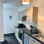 The Trafford Luxe , Garage Parking, Self Check-in Anytime - Perfect For Late Arrivals, Ultra- Fast Wi-fi, 5 Mins To Old Trafford Stadium Lejlighed