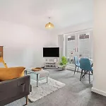 Old Trafford With Free Parking *