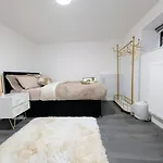 The Ruby Haven, Didsbury - 15mins To Airport - Opp The Christie's Nhs - Sleeps 5 * Manchester