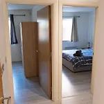Comfortable Spacious 3 Bed, 2 Bedroom - Secure Parking - Close To Centre And Old Trafford Manchester