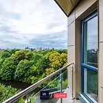 Salford With Free Wifi, Parking & Ideal For Contractors Daire