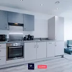 Salford With Free Wifi, Parking & Ideal For Contractors Daire Manchester