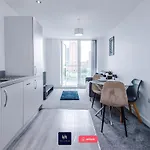 Daire Salford With Free Wifi, Parking & Ideal For Contractors Manchester