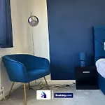 度假居 Discounted - 3-bed By Avalora Short Lets & Serviced Old Trafford With Pool & Tennis Table - Driveway