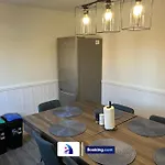 Discounted - 3-bed By Avalora Short Lets & Serviced Old Trafford With Pool & Tennis Table - Driveway 度假居 *