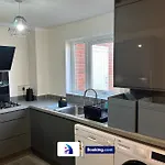度假居 Discounted - 3-bed By Avalora Short Lets & Serviced Old Trafford With Pool & Tennis Table - Driveway *