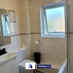 Discounted - 3-bed By Avalora Short Lets & Serviced Old Trafford With Pool & Tennis Table - Driveway *