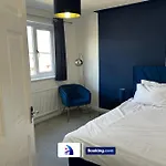 度假居 Discounted - 3-bed By Avalora Short Lets & Serviced Old Trafford With Pool & Tennis Table - Driveway