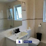 度假居 Discounted - 3-bed By Avalora Short Lets & Serviced Old Trafford With Pool & Tennis Table - Driveway 曼彻斯特