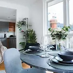 Chic 2br Centre Balcony Near Victoria St