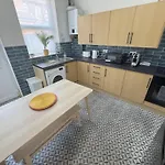 Levenshulme House - 2 Bedroom - Sleeps 6 - Free Parking & Wifi 別荘