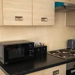 The Trafford Luxe , Garage Parking, Self Check-in Anytime - Perfect For Late Arrivals, Ultra- Fast Wi-fi, 5 Mins To Old Trafford Stadium * Manchester