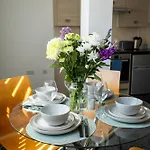 The Trafford Luxe , Garage Parking, Self Check-in Anytime - Perfect For Late Arrivals, Ultra- Fast Wi-fi, 5 Mins To Old Trafford Stadium Lejlighed Manchester