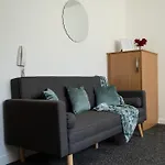 The Trafford Luxe , Garage Parking, Self Check-in Anytime - Perfect For Late Arrivals, Ultra- Fast Wi-fi, 5 Mins To Old Trafford Stadium Lejlighed