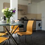 The Trafford Luxe , Garage Parking, Self Check-in Anytime - Perfect For Late Arrivals, Ultra- Fast Wi-fi, 5 Mins To Old Trafford Stadium *