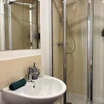 The Trafford Luxe , Garage Parking, Self Check-in Anytime - Perfect For Late Arrivals, Ultra- Fast Wi-fi, 5 Mins To Old Trafford Stadium * Manchester