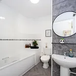 Cosy, 2 Bed Flat Parking * Манчестер