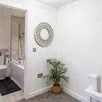 Mega7 Spacious 2bedroom Apartment, 2 Bathrooms, Balcony And Free Parking Villa